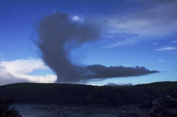 22 January 2021 - 14-23-20
Like a cartoon stage exit 'it went that-away!" This ominous looking dark cloud passed down the eastern shore heading south. ie, pointing in the direction of travel.
--------------------------
Unusual cloud shape